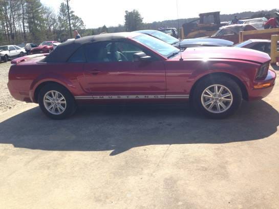 2006 Ford Mustang Convertible thumbnail 2