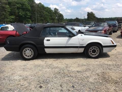1985 Ford Mustang LX Convertible  thumbnail 2